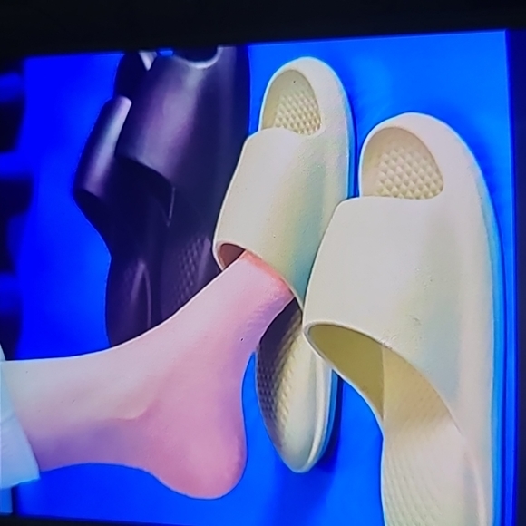 Women's slippers. - Picture 2 of 7